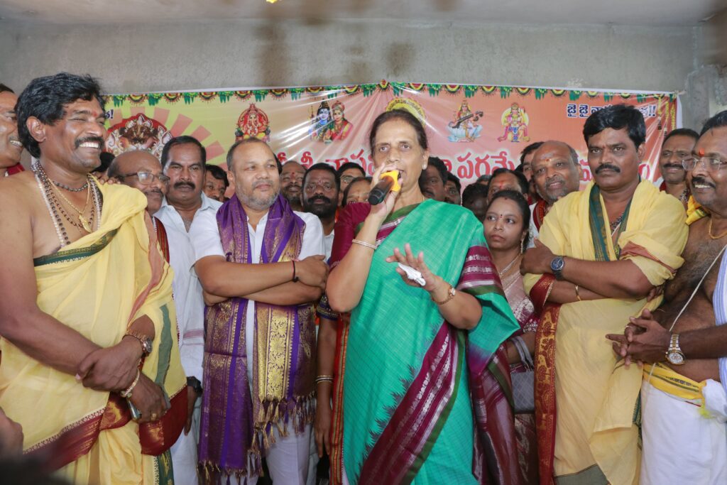 వాసవి కన్యకా పరమేశ్వరి అమ్మవారి ఆశీస్సులు అందరిపై ఉండాలి – మాజీ మంత్రి ఎమ్మెల్యే సబితా ఇంద్రారెడ్డి