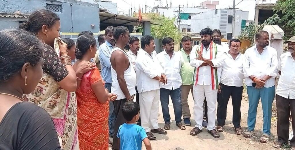 మురుగు నీరు సాఫీగా వెళుతుండడంతో హర్షం వ్యక్తం చేస్తున్న లెనిన్ నగర్ వాసులు