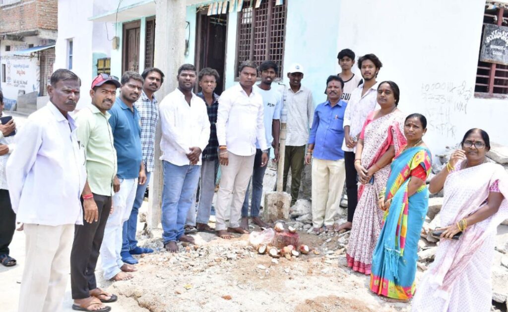 నూతన వాటర్ ట్యాంకు నిర్మాణ పనులకు శంకుస్థాపన చేసిన వైస్ చైర్ పర్సన్ పోతంశెట్టి మంజుల వెంకటేశ్వర్లు