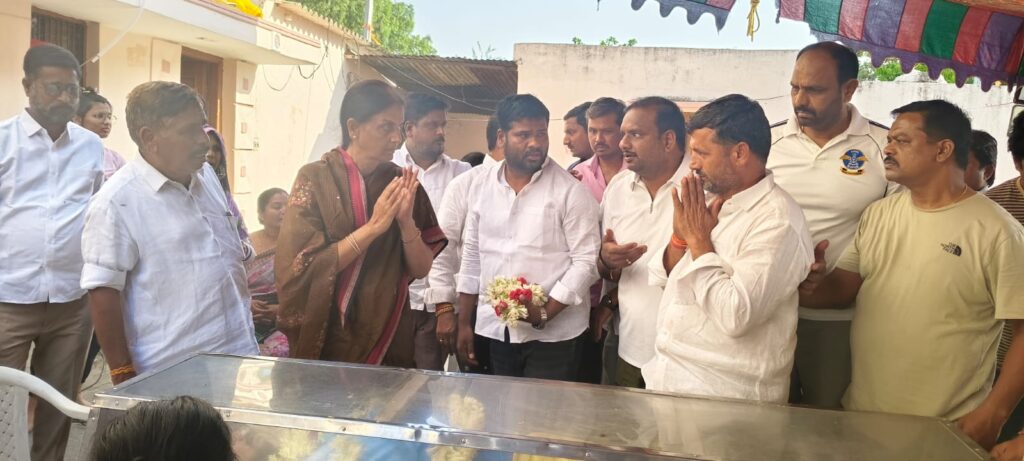 బాదవత్ ప్రదీప్ నాయక్ కు శ్రద్ధాంజలి ఘటించిన మాజీమంత్రి ఎమ్మెల్యే సబితా ఇంద్రారెడ్డి