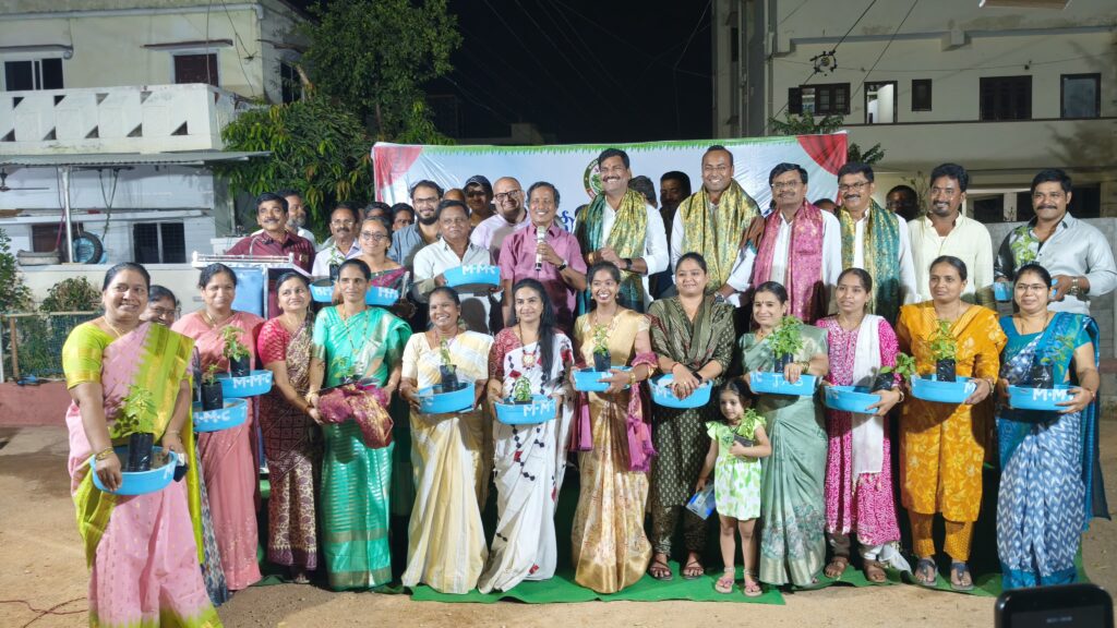 కుక్కలకు నీళ్ళతొట్లు ఉచిత పంపిణీ