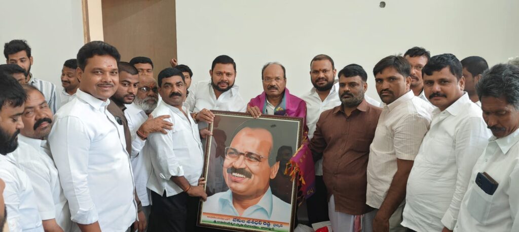 కేఎల్ఆర్ కు అద్భుత చిత్రపటం బహుకరణ