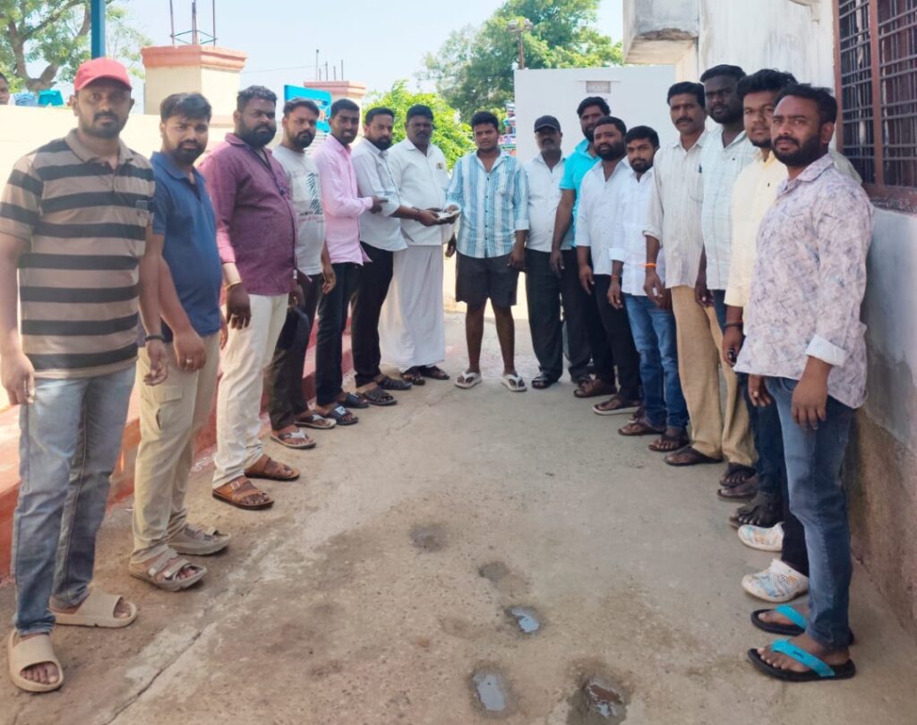 ఆపదలో ఉన్న కార్యకర్తకు ఆర్థిక సహాయం
