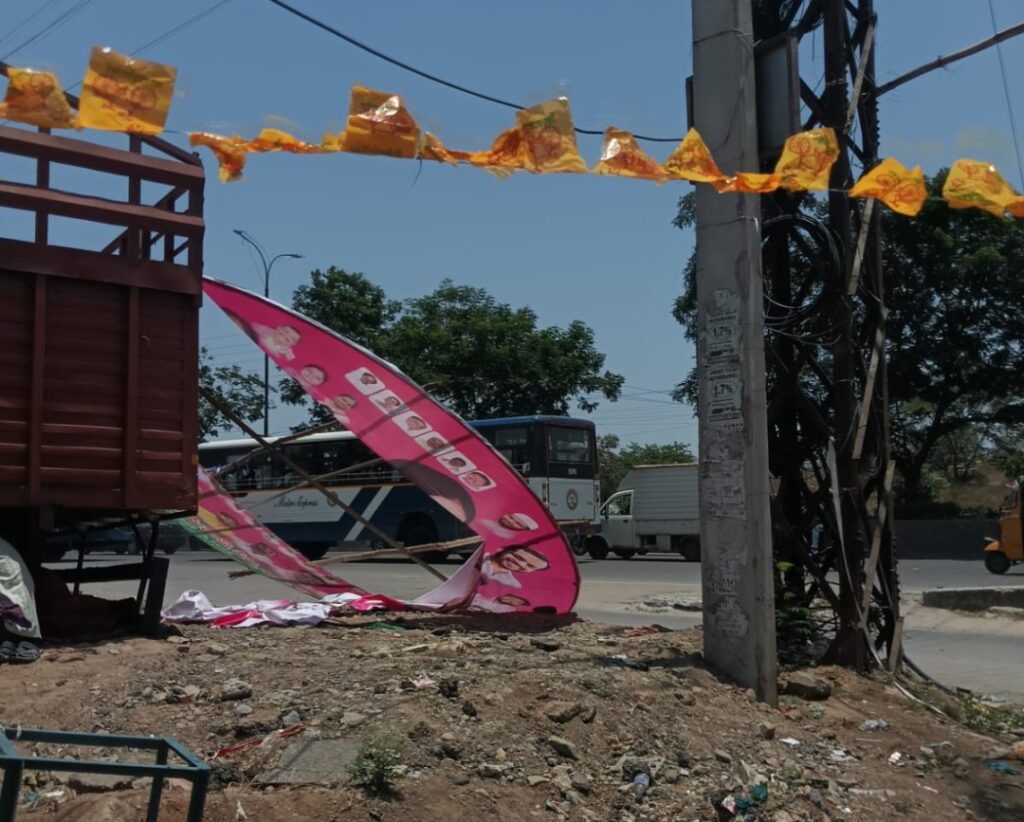కటౌట్లు.. ఫ్లెక్సీలు.. పోస్టర్లను.. చించి వేయడం అనేది రాజకీయాల్లో హేయమైన చర్య