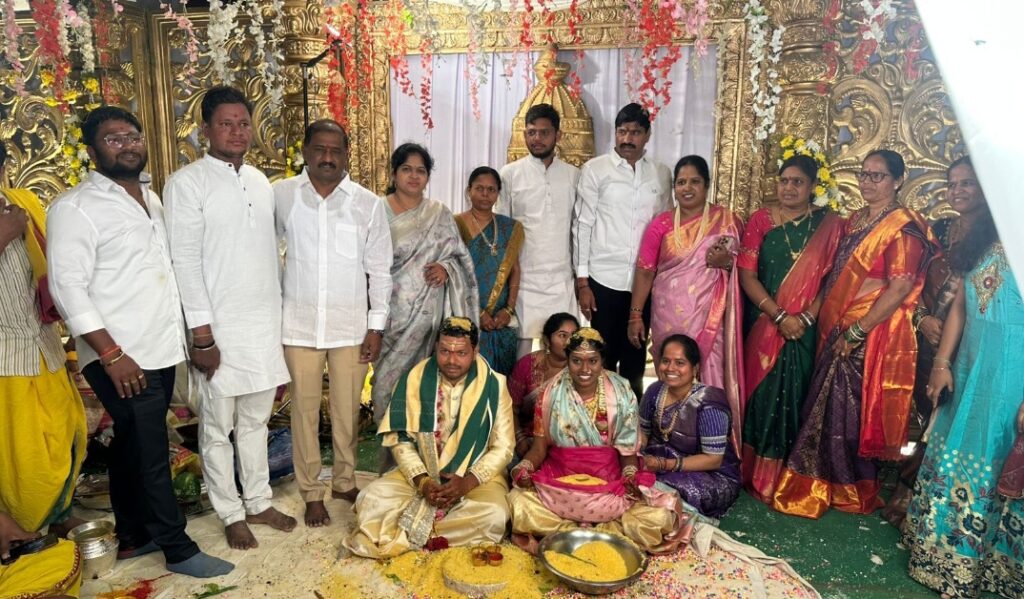 నూతన వధూవరులను ఆశీర్వదించిన చిగిరింత పారిజాత నర్సింహారెడ్డి దంపతులు