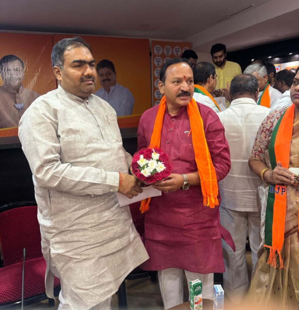 బీజేపీ రాష్ట్ర సంస్థా గత ప్రధాన కార్యదర్శి చంద్రశేఖర్ జీ ని కలిసిన కోలన్ శంకర్ రెడ్డి 
