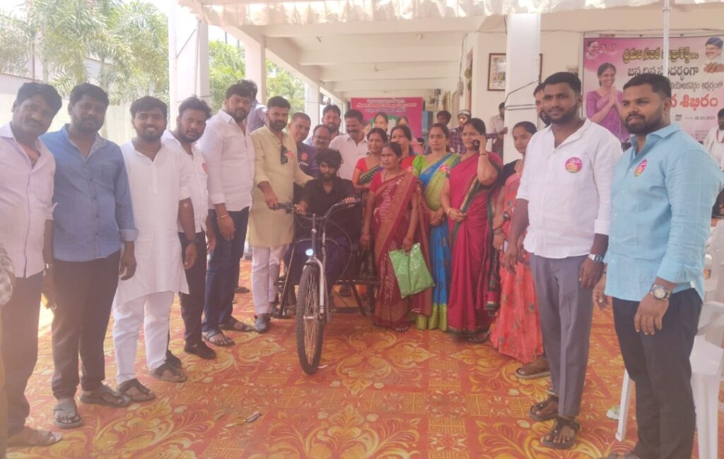 ఎమ్మెల్యే సబితా ఇంద్ర రెడ్డి జన్మదిన సందర్భంగా నడవలేని వ్యక్తికి ట్రై సైకిల్ అందజేసిన పవన్ కుమార్ యాదవ్
