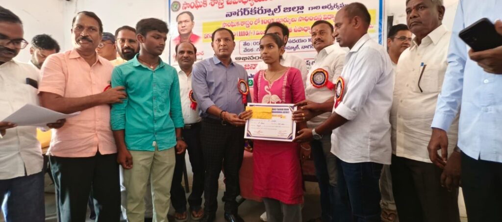 సాంఘిక శాస్త్రంలో నూటికి నూరు మార్కులు సాధించిన విద్యార్థులకు నగదు పురస్కారం