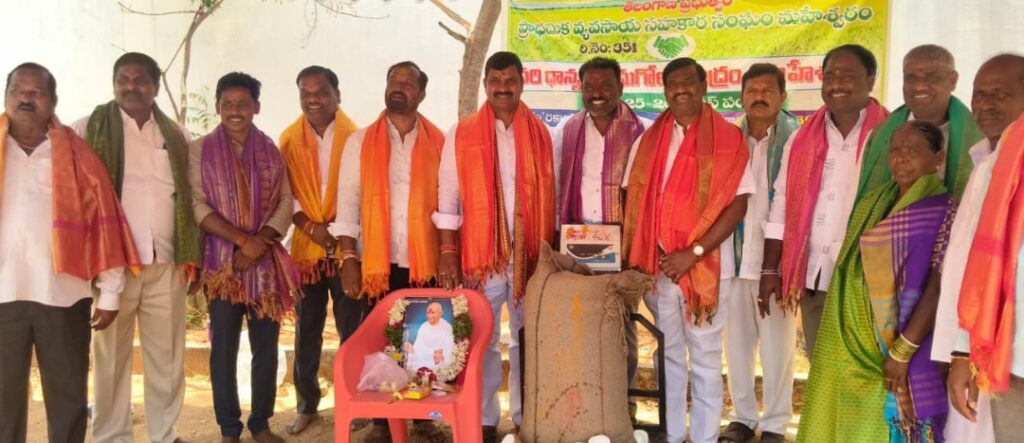 మహేశ్వరంలో ధాన్యం కొనుగోలు కేంద్రాన్ని ప్రారంభించిన పీ.ఏ.సీ.ఎస్ చైర్మన్ మంచె పాండు యాదవ్ 
