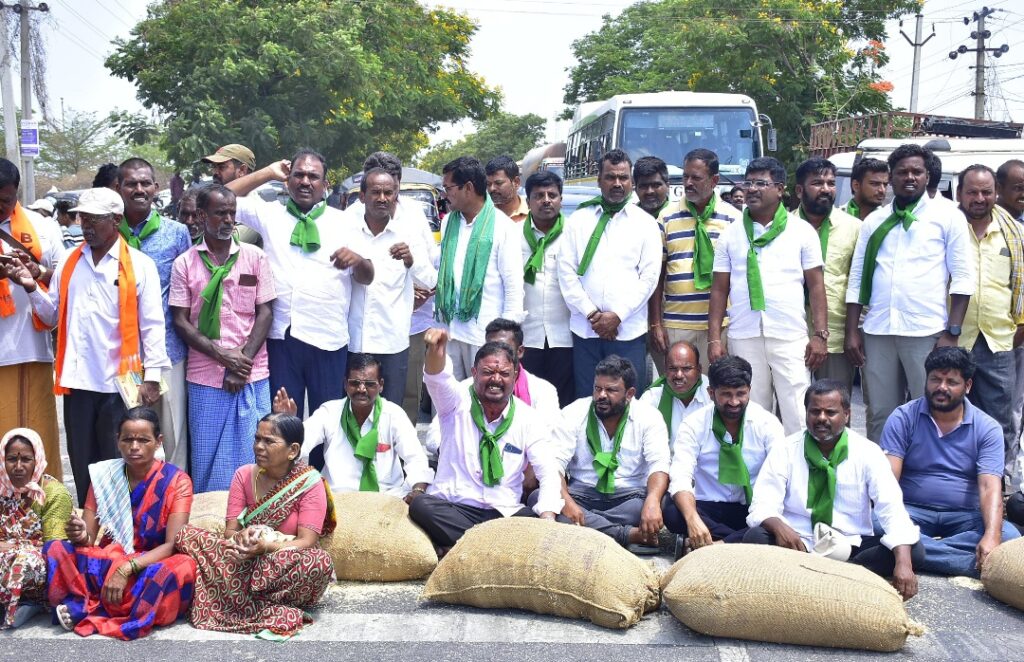 ధాన్యాన్ని కొనుగోలు చేయాలని రోడ్డెక్కిన రైతులు