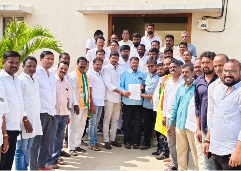 విపరీతంగా పెరిగిపోయిన గుర్రపు డెక్క, దోమల బెడద నుండి ప్రజలను కాపాడాలి