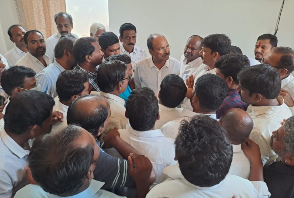 జనం మధ్య కిచ్చన్నగారి లక్ష్మారెడ్డి