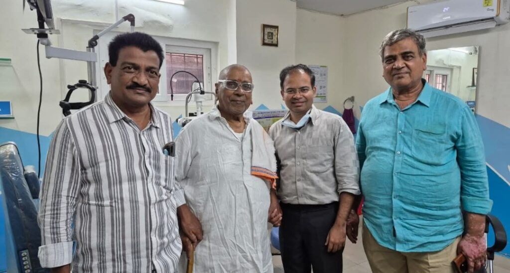 93 ఏళ్ల వృద్ధుడికి మళ్లీ వెలుగులు