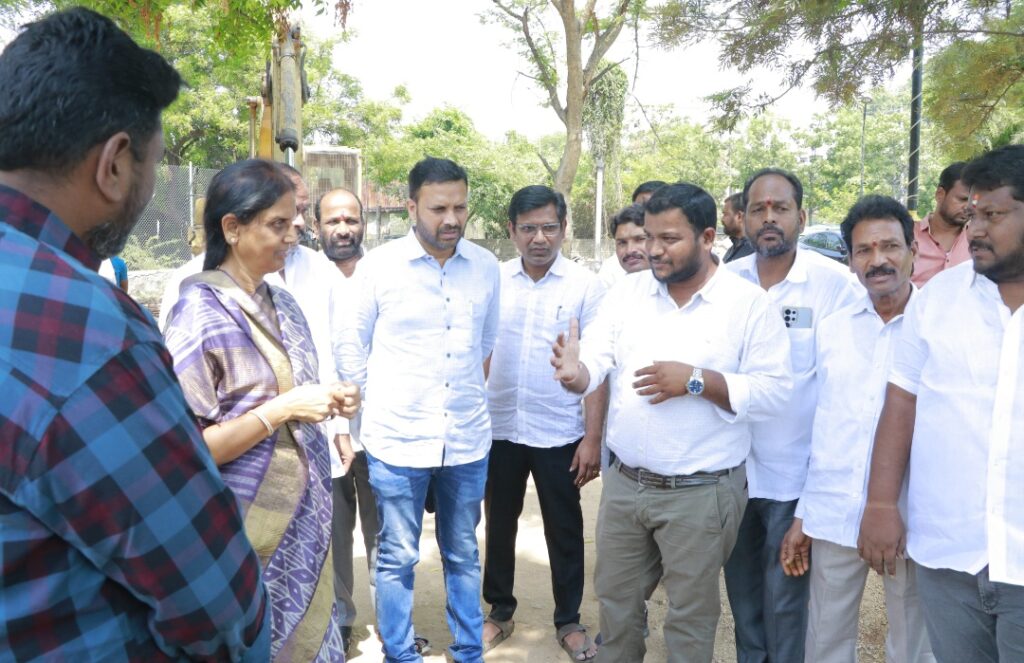 చందనం చెరువులో గుర్రపు డెక్క తొలగింపు కార్యక్రమాన్ని ప్రారంభించిన ఎమ్మెల్యే సబితా ఇంద్రారెడ్డి