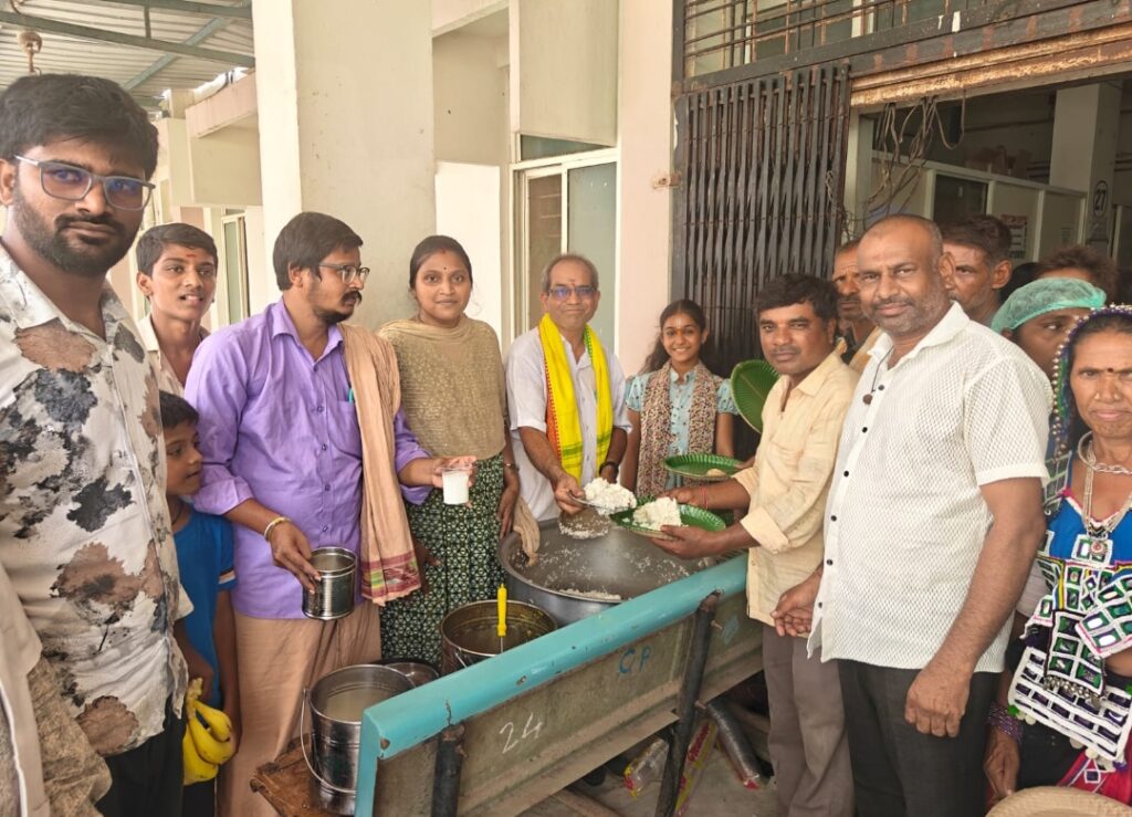 ప్రభుత్వ ఆసుపత్రిలో రోగి సహాయాకులకు అన్నప్రసాద పంపిణీ