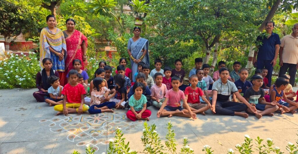 శ్రీ గాయత్రీ వెంకటేశ్వర యోగానంద ఆశ్రమంలో దామోధర్ రెడ్డి, శశికళ దంపతుల ఆధ్వర్యంలో ఉచిత వేసవి శిబిరం