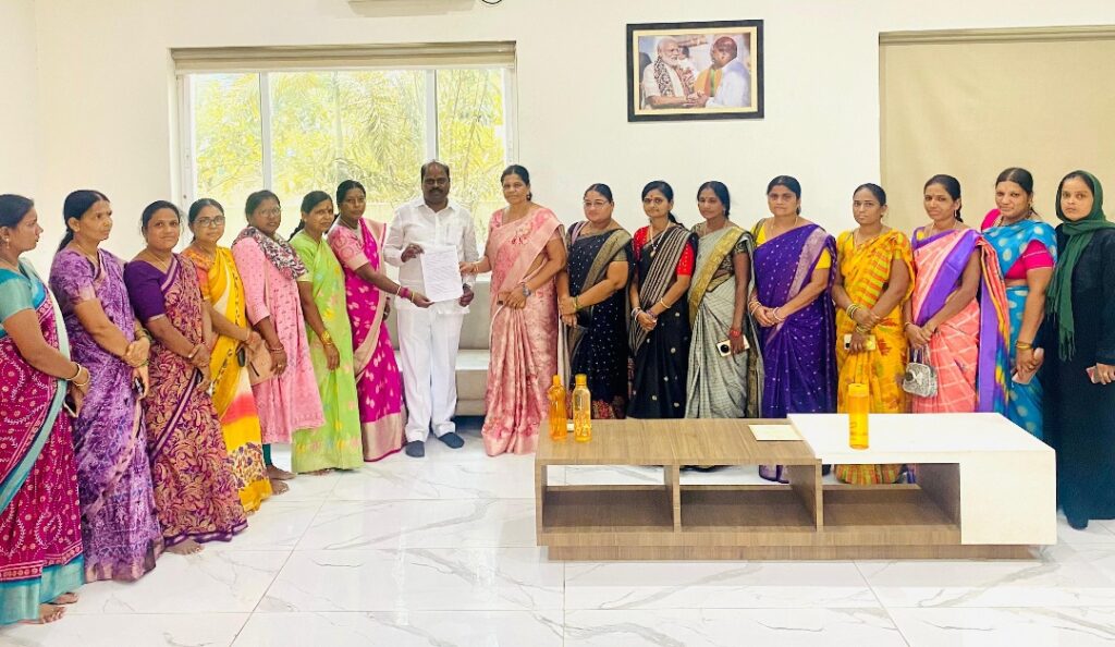 రాష్ట్ర ప్రభుత్వం విఓఏ ల సమస్యలను వెంటనే పరిష్కరించాలి