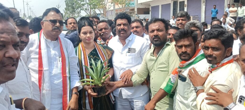 గద్వాల గడ్డపై సరితమ్మకు ఘన స్వాగతం పలికిన – ధరూర్ రవి