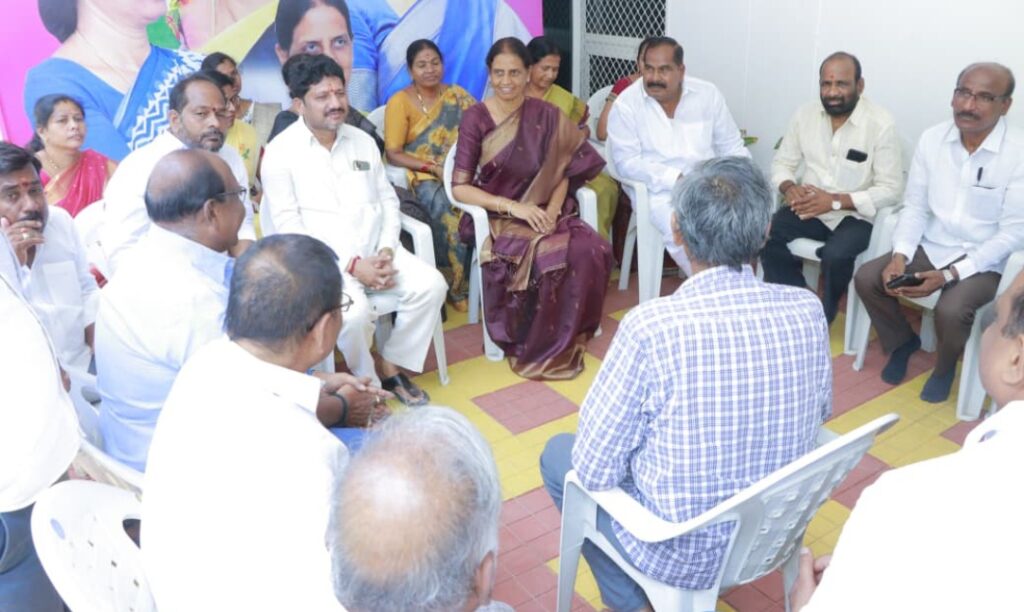 ప్రాపర్టీ టాక్సీలు తగ్గించండి అంటూ ఎమ్మెల్యే సబితా ఇంద్రారెడ్డికి వినతి
