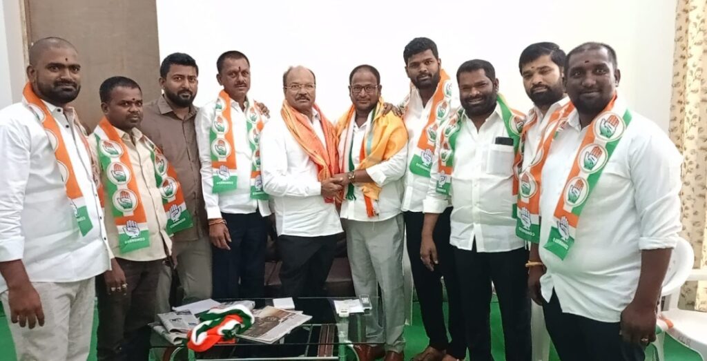 కాంగ్రెస్ పార్టీ తీర్థం పుచ్చుకున్న బీజేపీ సీనియర్ నాయకుడు తోట అరవింద్ రెడ్డి 