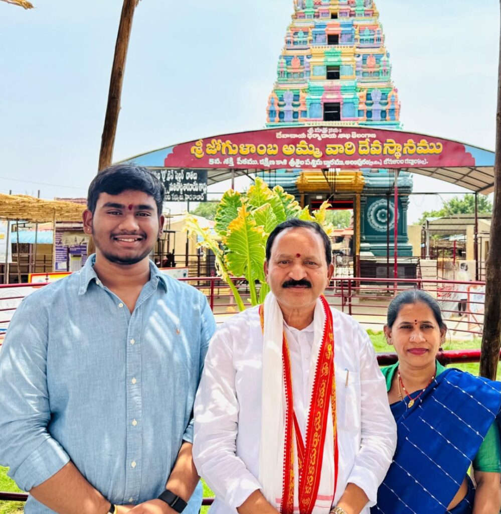 అలంపూర్ జోగులాంబ అమ్మవారి ఆలయంలో కుటుంబ సమేతంగా ప్రత్యేక పూజలు నిర్వహించిన కోలన్ శంకర్ రెడ్డి