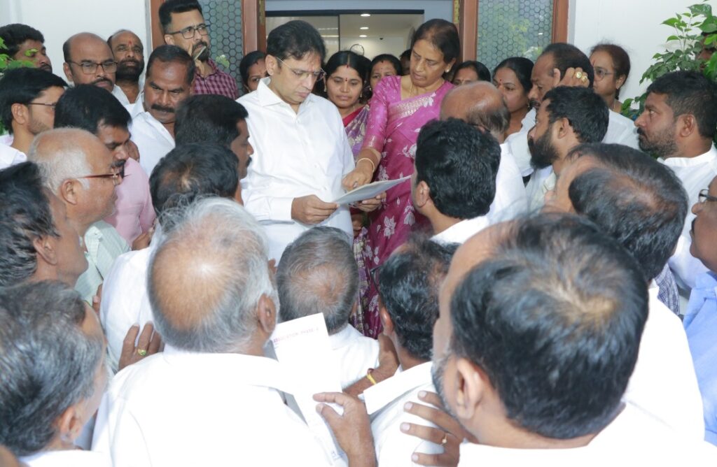 ప్రజా సమస్యల పరిష్కారానికి మంత్రి శ్రీధర్ బాబును కలిసిన ఎమ్మెల్యే సబితా ఇంద్రారెడ్డి