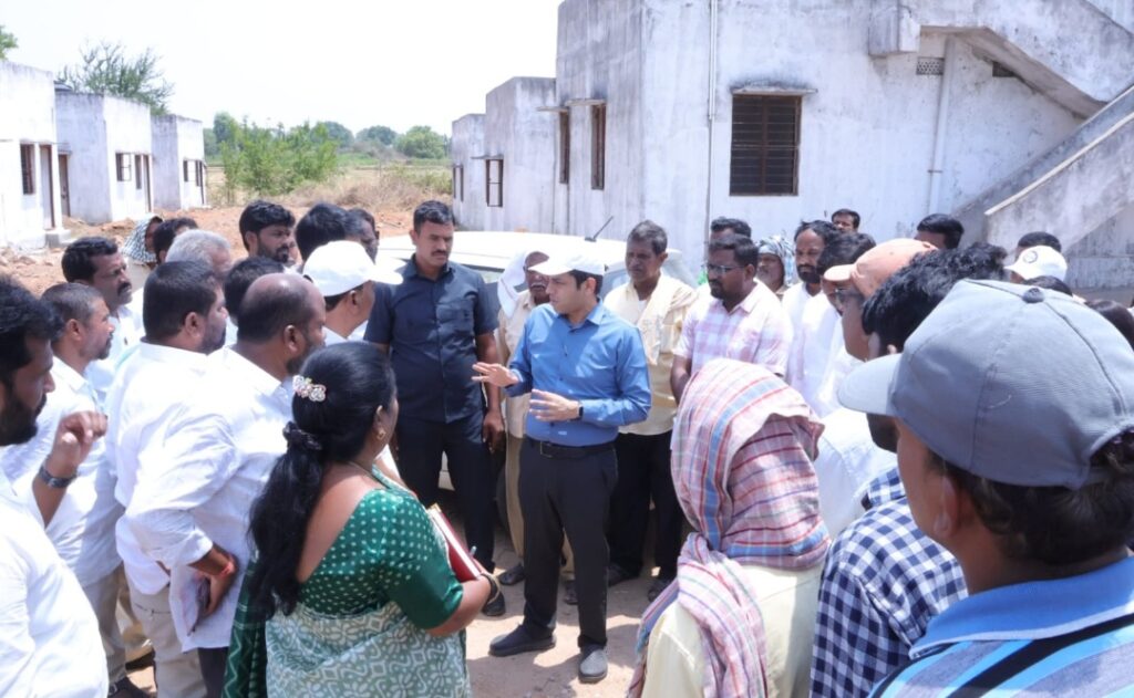 డబుల్ బెడ్ రూమ్ ఇండ్ల పెండింగ్ పనులను త్వరగా పూర్తి చేయాలి 