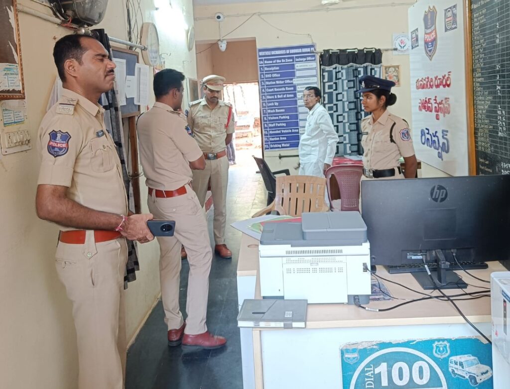 స్టేషన్‌కు వచ్చే పిటిషనర్లతో స్నేహ, మర్యాదపూర్వకంగా మాట్లాడాలి – డీఎస్పీ రవీందర్