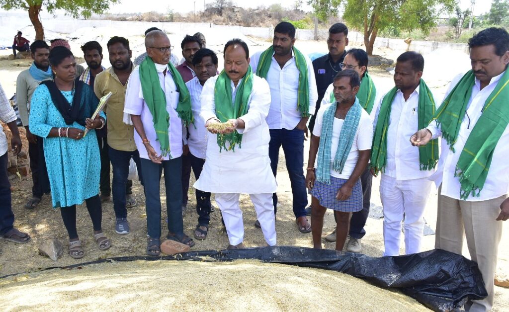 ధాన్యం కొనుగోళ్లలో తరుగు పేరిట దోపిడీ 