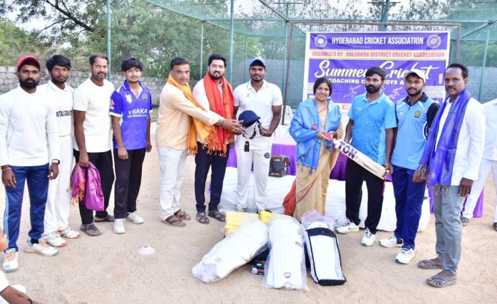 హైదరాబాద్ క్రికెట్ అసోసియేషన్ ఆధ్వర్యంలో క్రికెట్ కిట్ పంపిణి