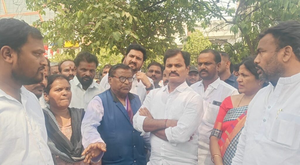 బెల్లి లలితక్క విగ్రహ ప్రతిష్టాపన స్థలాన్ని అధికారికంగా కేటాయించిన ఎమ్మెల్యే కుంభం 