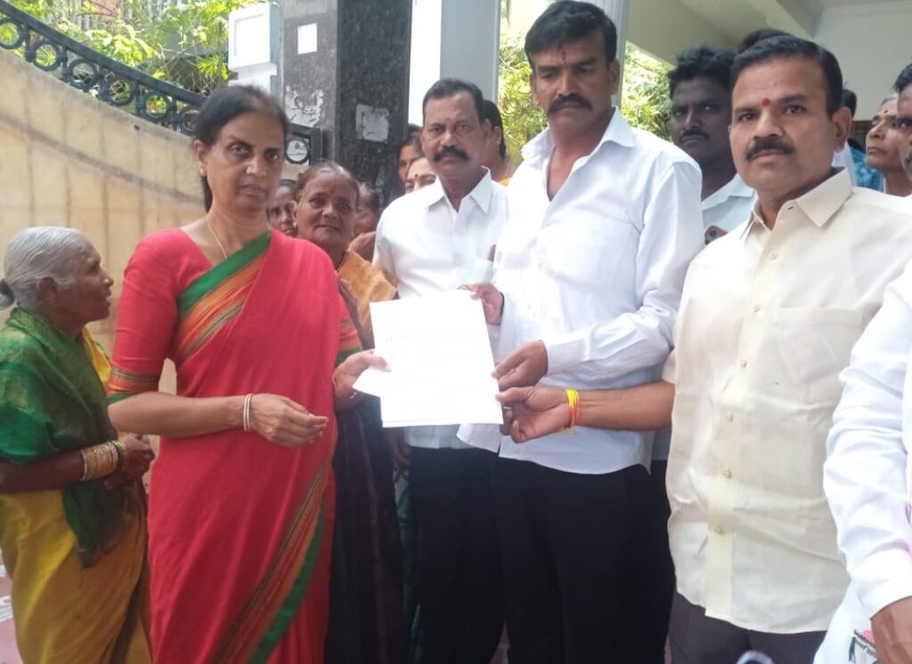 శ్రీరామ కాలనీలో నెలకొన్న సమస్యలను పరిష్కరించాలని ఎమ్మెల్యేకు వినతి