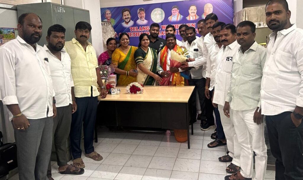 బంగారి బాబుకి ఘన సన్మానం చేసిన చిగురింత పారిజాత నర్సింహారెడ్డి