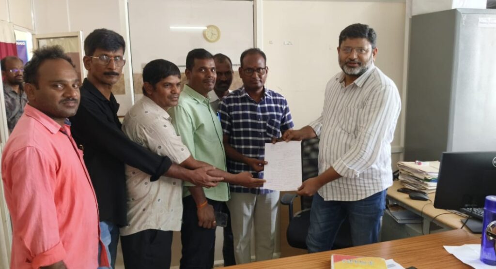 104 ఫార్మసిస్టులు ల్యాబ్ టెక్నీషియన్లకు వేతనాలు చెల్లించాలి 