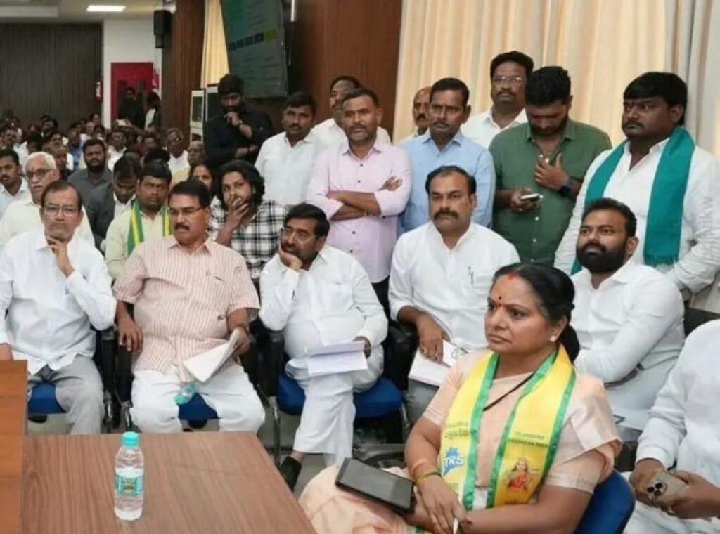 వైరల్ న్యూస్ : ఒకే సమావేశంలో బీఆర్ఎస్ నేతలు, కవిత