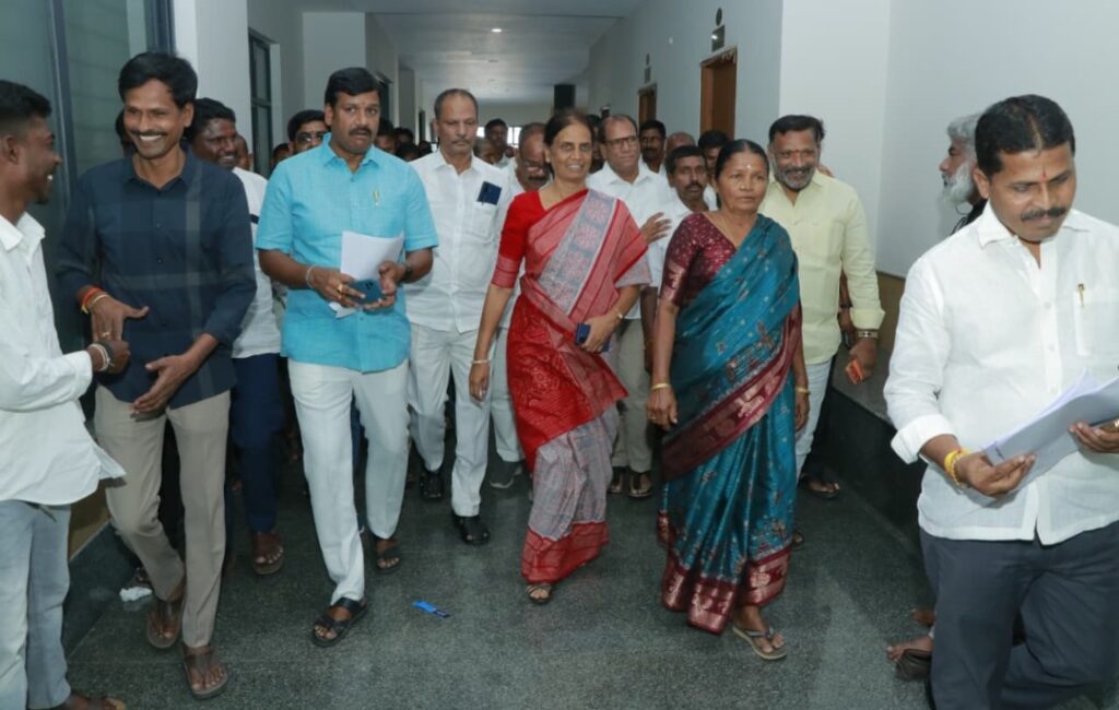 భూములు కోల్పోయిన రైతులకు న్యాయం జరగాలి