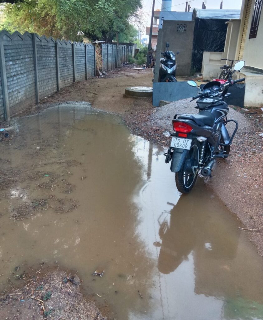 చినుకు పడితే చాలు చిత్తడే