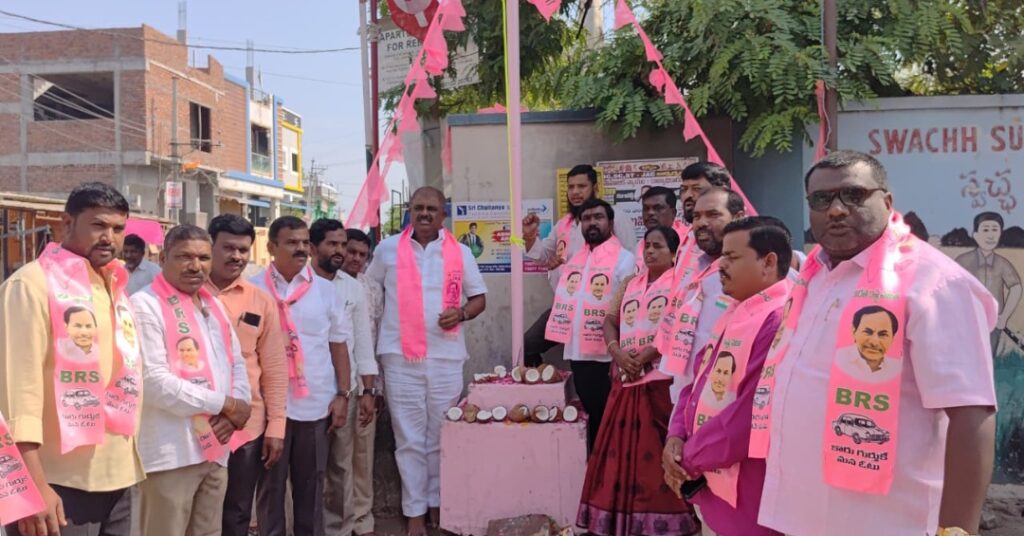 తెలంగాణ అస్తిత్వానికి ప్రతీక గులాబీ జెండా 