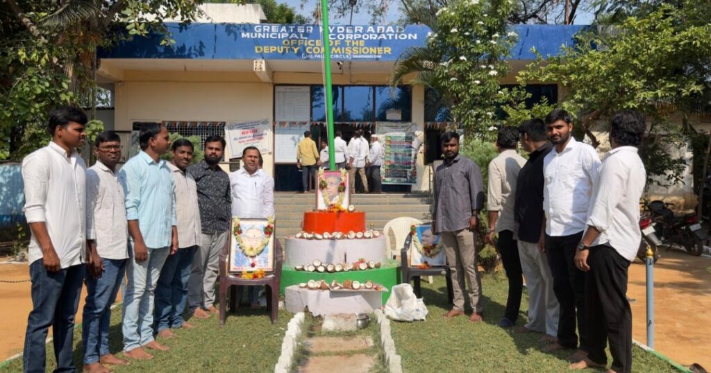 జల్ పల్లి సర్కిల్ కార్యాలయంలో జాతీయ జెండా ఆవిష్కరణ 