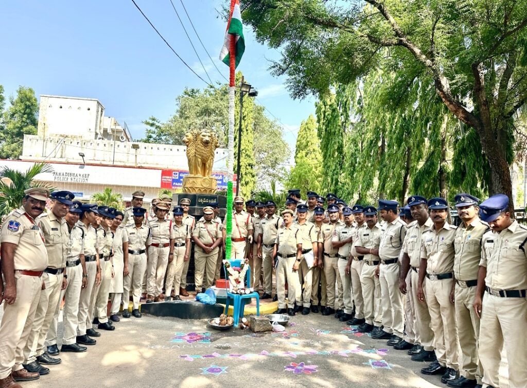 సమస్యలు వచ్చినప్పుడు ప్రజలు సహాయం కోసం పోలీసుల వైపే చూస్తారు