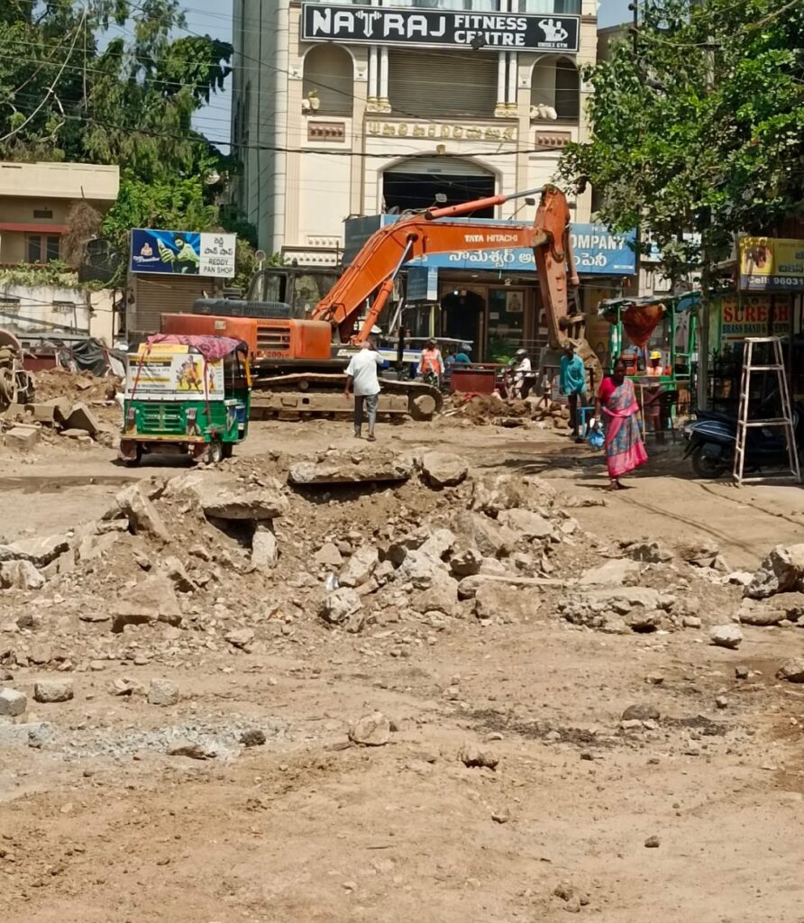 నెలల తరబడి కొనసాగుతున్న రోడ్డు పనులు