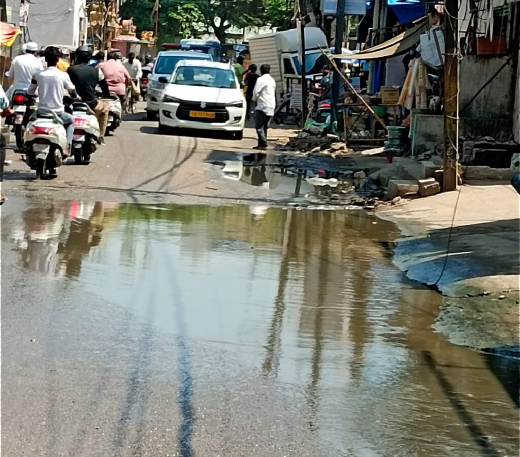 ప్రధాన రహదారిపై మురుగునీరు 