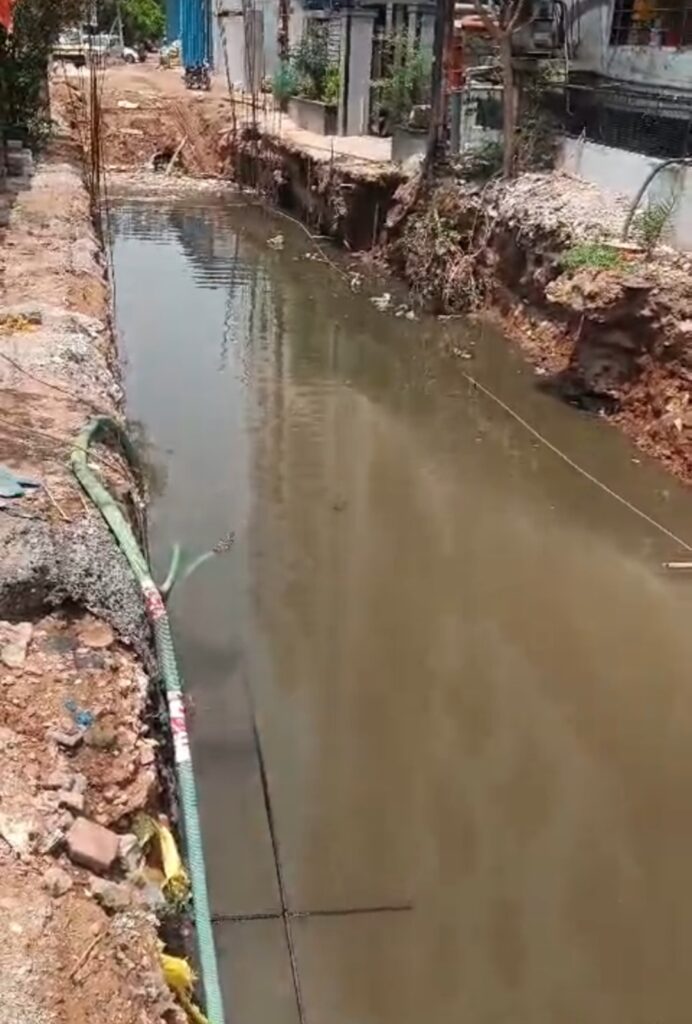 మంచినీటి పైప్ లైన్ పగలడంతో నీటి కష్టాలు 