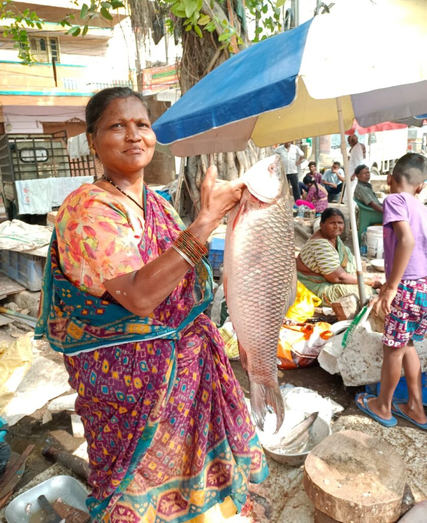 మిర్గం సందర్భంగా చేపల షాపులు కిటకిట 