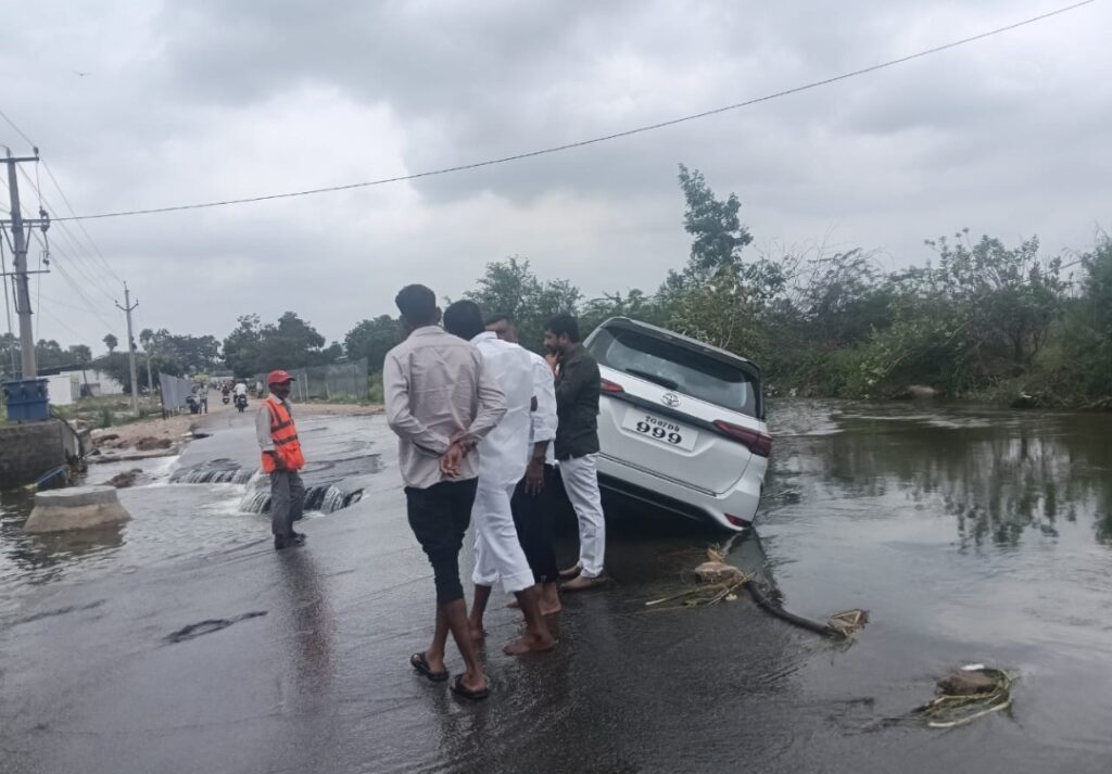 నీళ్ళమడుగు బ్రిడ్జి కాలువ.. డేంజర్..యమ డేంజర్..!