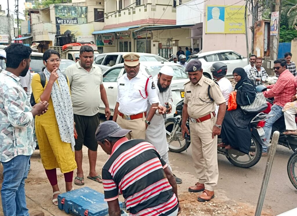 నత్తను తలపిస్తున్న రోడ్డు విస్తరణ పనులు..!