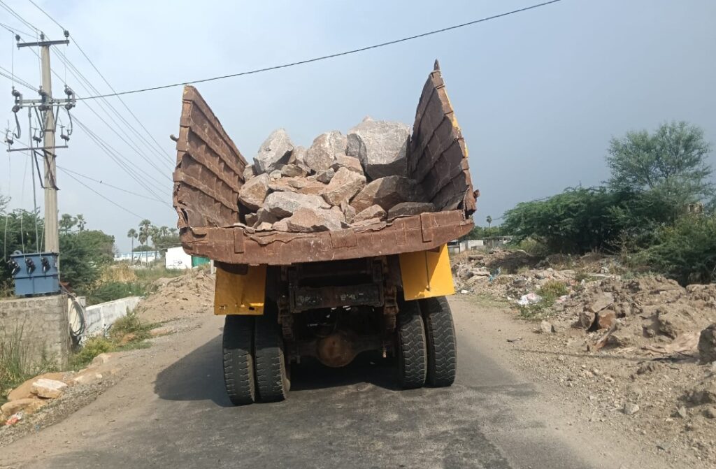 ఒక్క బండరాయి దొర్లినా.. ప్రాణాలు హరీ..!