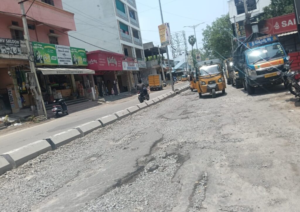 ప్రధాన రహదారుల్లో గుంతలు.. బాబోయ్ గుంతలు
