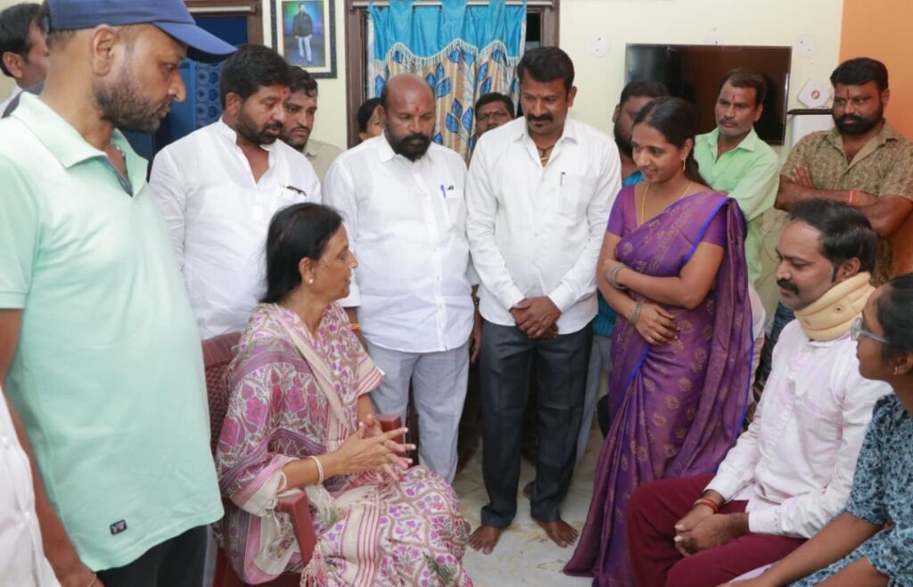 బీఆర్ఎస్ నేత అనగొంది కుమార్ ను పరామర్శించిన ఎమ్మెల్యే సబితా ఇంద్రారెడ్డి