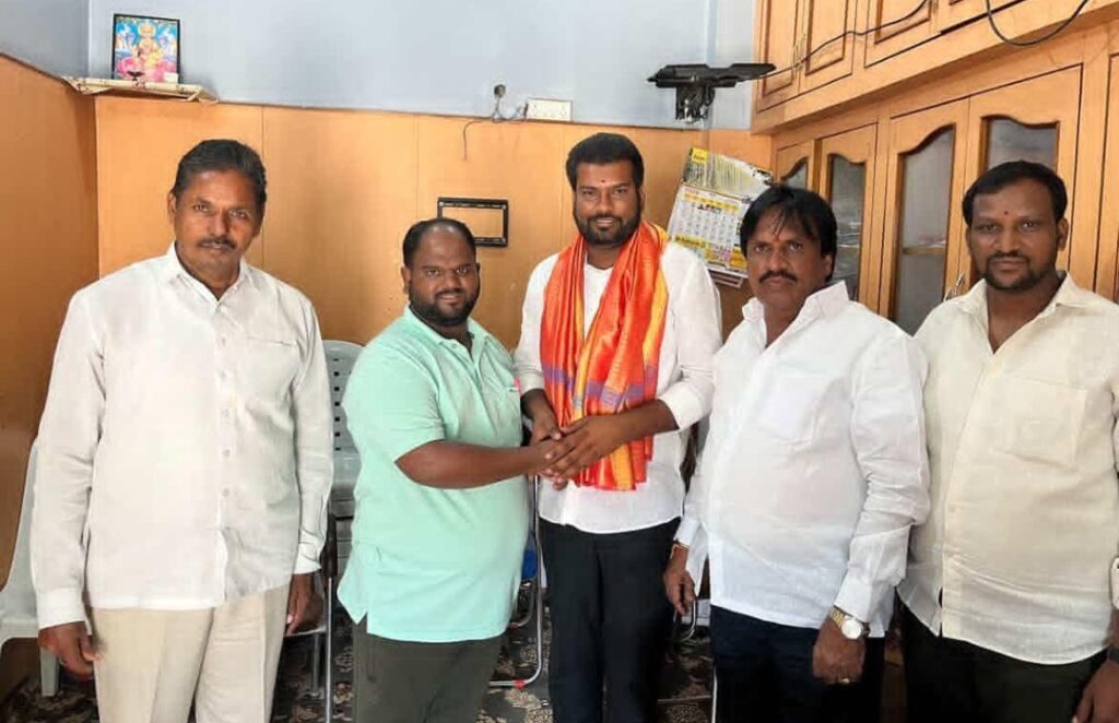కాంగ్రెస్ పార్టీ ఎస్సీ సెల్ రంగారెడ్డి జిల్లా అధ్యక్షుడు క్యారగారి శ్రీధర్ ను సన్మానించిన కాకి ఈశ్వర్ ముదిరాజ్